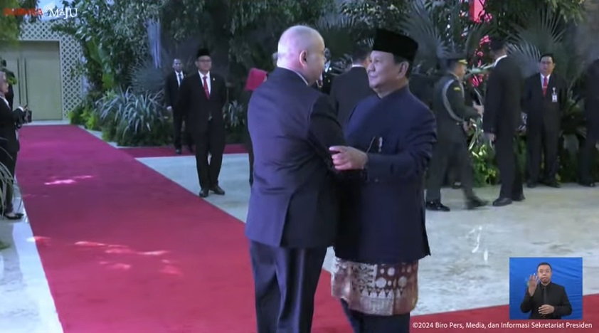 Prabowo Tiba di Gedung MPR RI Gunakan Beskap Betawi, Ditemani Putra Tunggalnya